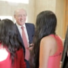 embajador Peru con estudiantes peruanos