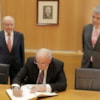 embajador Peru firmando libro