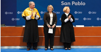 Reconocimiento a Itziar Muñoz en su jubilación durante el acto de San Lucas