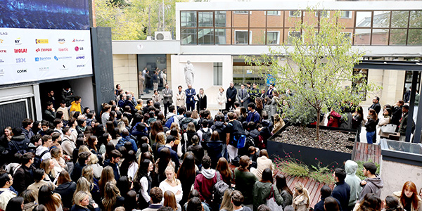 Minuto de silencio por los afectados por la DANA - CEU San Pablo Moncloa