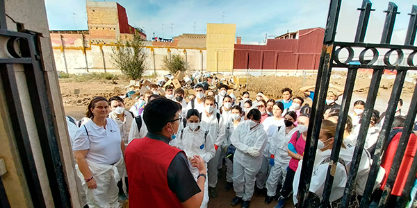 Estudiantes haciendo voluntariado en Valencia