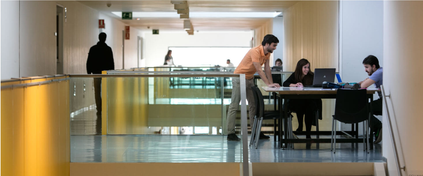 Grado en Economía (Mención Finanzas o Mención Negocios Internacionales) y Grado en Periodismo