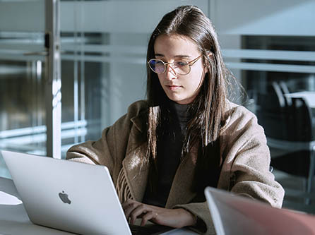 Imagen de mujer joven en ordenador