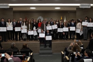 La Universidad entrega los diplomas de las becas ‘Ayuda al Talento’