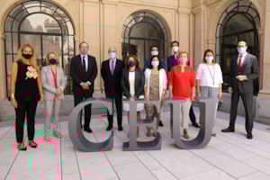 La colaboración entre Santander y el CEU beneficiará a más de 100 estudiantes y jóvenes investigadores cada año