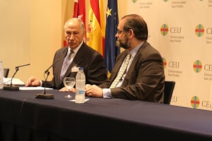 El general Peñaranda y Algar imparte una conferencia sobre la Operación Lucero 