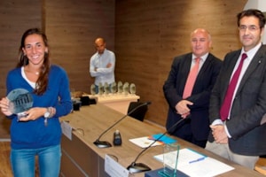 Leticia García recibe el Trofeo a la mejor deportista de la Universidad