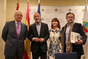 Pérez – Reverte aconseja a los alumnos ser honradamente peligrosos y cultos