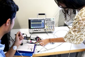 Dos estudiantes investigan cómo evitar que hackeen tu corazón