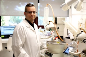 El investigador Mateusz Dasko participa en el XXVII Simposio internacional de Química Médica en Niza