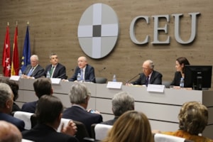 Raimundo Bassols presenta `El arte de la negociación´ en la Universidad