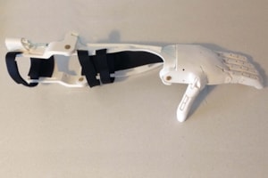 Una nueva prótesis del FabLab Madrid CEU llega a su destinatario en Paraguay 