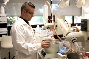 El Dr. Mateusz Dásko participa en una conferencia internacional organizada por la Sociedad Francesa de Química Médica