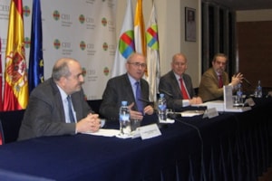 Teófilo González Vila presenta su último libro en la Universidad