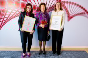 La Reina Silvia de Suecia entrega un premio a María M. Escribese