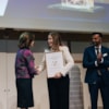 La Reina Silvia de Suecia entrega un premio a María M. Escribese - 15672