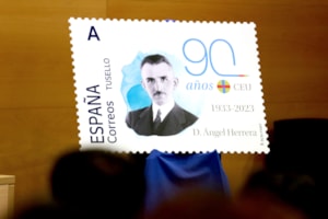 Correos conmemora los 90 años de la Fundación Universitaria San Pablo CEU