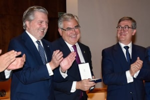 Gregorio Varela recibe la Encomienda de Alfonso X El Sabio