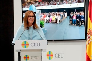 María Dueñas, madrina de la Graduación de Humanidades y CC. de la Comunicación 