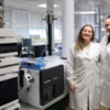 Carolina González Riaño y Belén Fernández Requena forman parte del equipo que ha desarrollado herramientas innovadoras para los avances contra la tuberculosis.