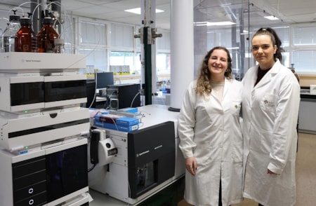 Carolina González Riaño y Belén Fernández Requena forman parte del equipo que ha desarrollado herramientas innovadoras para los avances contra la tuberculosis.