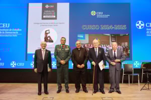 El ‘Aula Política’ premia el sacrificio, la generosidad y el compromiso humano