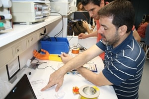 Alumnos de la Summer University CEU construyen una prótesis de mano