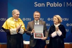 DomusVi e Intheos reciben la Placa de la Facultad de Medicina