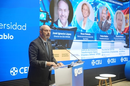 Presidente del Senado hablando en Foro CEU