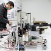 profesor en laboratorio CEU