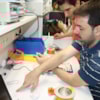 profesor explicando en laboratorio CEU