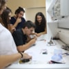 alumnos en laboratorio CEU