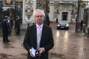 Charles Powell, distinguido en el Palacio de Buckingham 