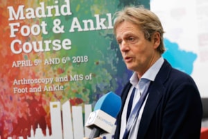 Los cirujanos Niek van Dijk y Mariano de Prado imparten un curso especializado en el CEU