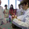profesora fisioterapia haciendo demostracion alumnos - 3276