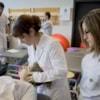 profesora fisioterapia haciendo demostracion alumnos - 3277