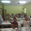 estudiantes adultos en laboratorio