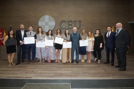 alumnos profesores graduacion publicis CEU