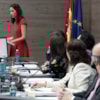 alumna hablando atril CEU graduacion 