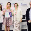 profesora CEU recibiendo diploma reconocimiento