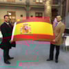 dos alumnos con bandera de España