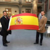 dos alumnos con bandera de España