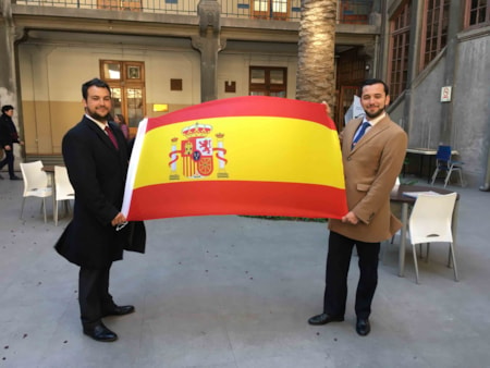 dos alumnos con bandera de España