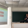 profesora CEU dando conferencia inred