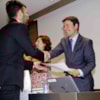 director informativos Trece otorgando diploma
