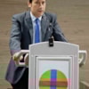 director informativos trece hablando atril