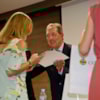 alumna recibiendo diploma master CEU