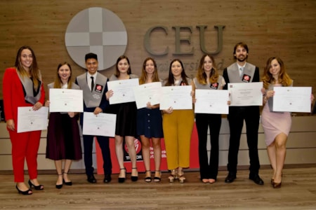 alumnos graduados con diploma CEU