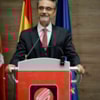 Fernando Polo hablando en atril