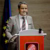 Luis Núñez hablando en atril